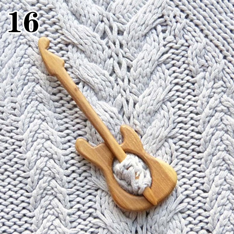 Brooch Pin With Wooden Animal Pattern (Sweater Clip)