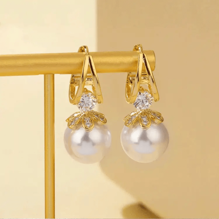 ðWomen's Sparkling Pearl Earrings
